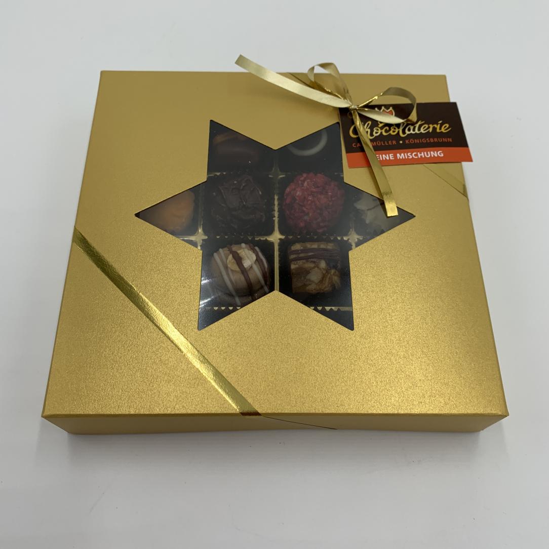 Pralinenmischung in weihnachtlicher Verpackung