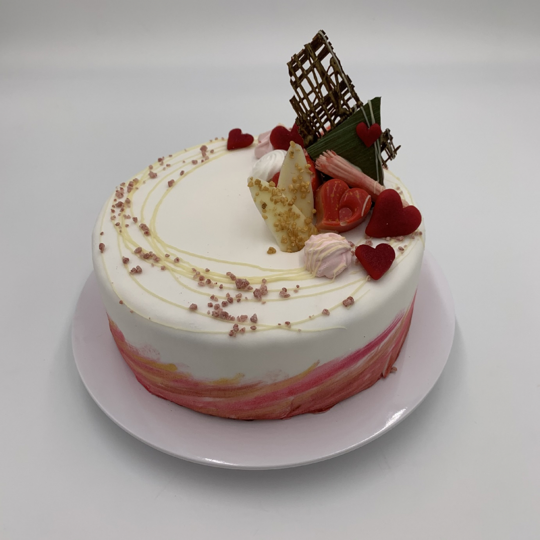 Kleintorte weiß mit Herzen